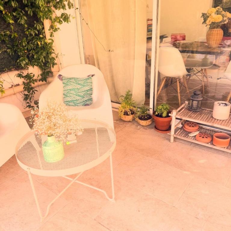 A rare find in Marseille, south-facing house with pool, quiet location - Three-Bedroom Villa - 22