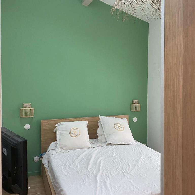 A rare find in Marseille, south-facing house with pool, quiet location - Three-Bedroom Villa - 23