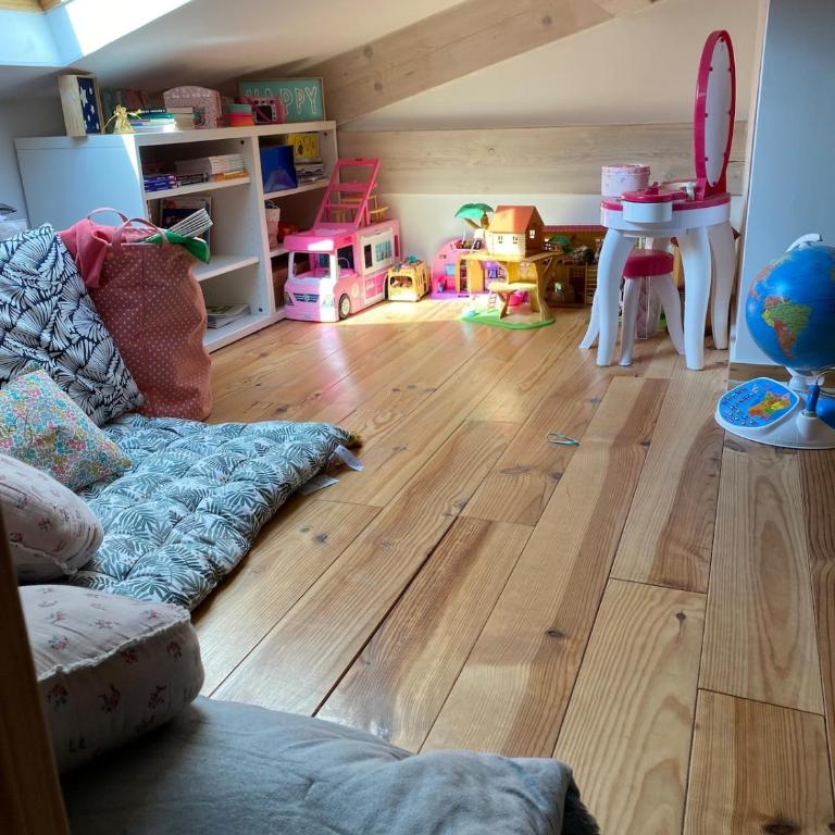 A rare find in Marseille, south-facing house with pool, quiet location - Three-Bedroom Villa - 33