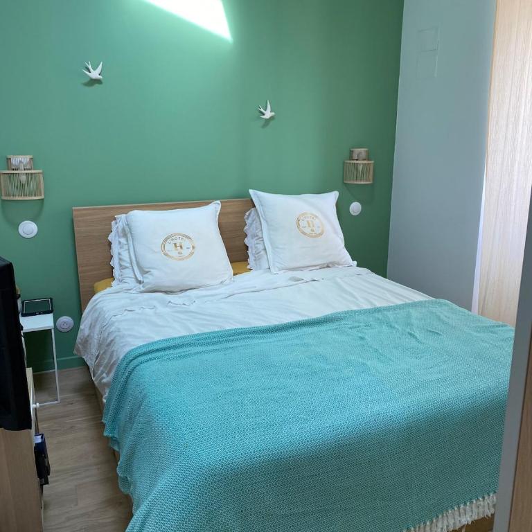 A rare find in Marseille, south-facing house with pool, quiet location - Three-Bedroom Villa - 36