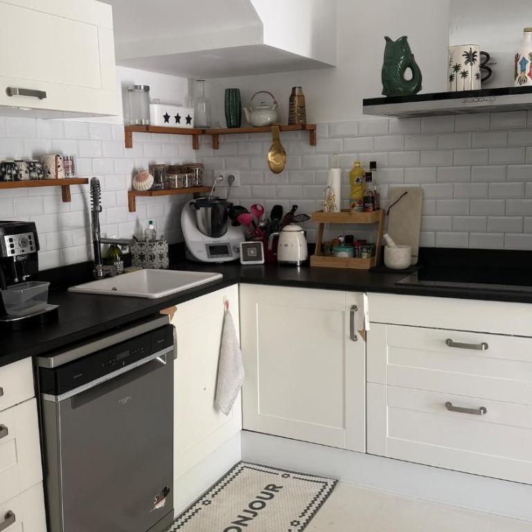 A rare find in Marseille, south-facing house with pool, quiet location - Three-Bedroom Villa - 38