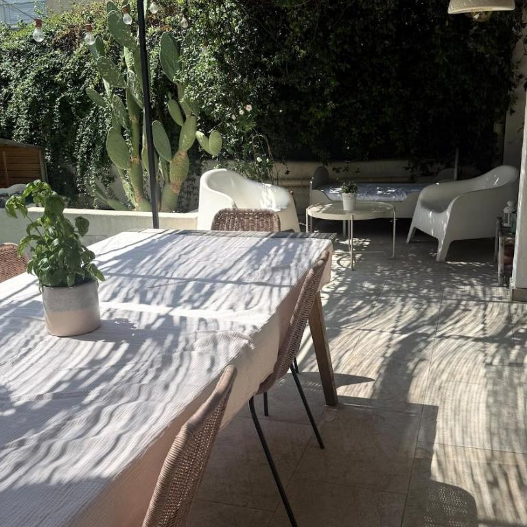 A rare find in Marseille, south-facing house with pool, quiet location - Three-Bedroom Villa - 47