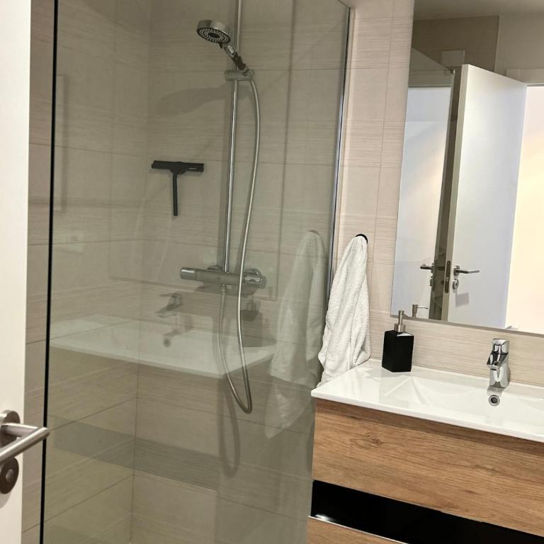 Modern apartment with pool in Estepona - Apartamento de 2 dormitorios - 31