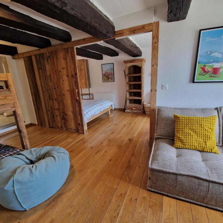 Chalet typique proche Crans Montana - Chalet - 7