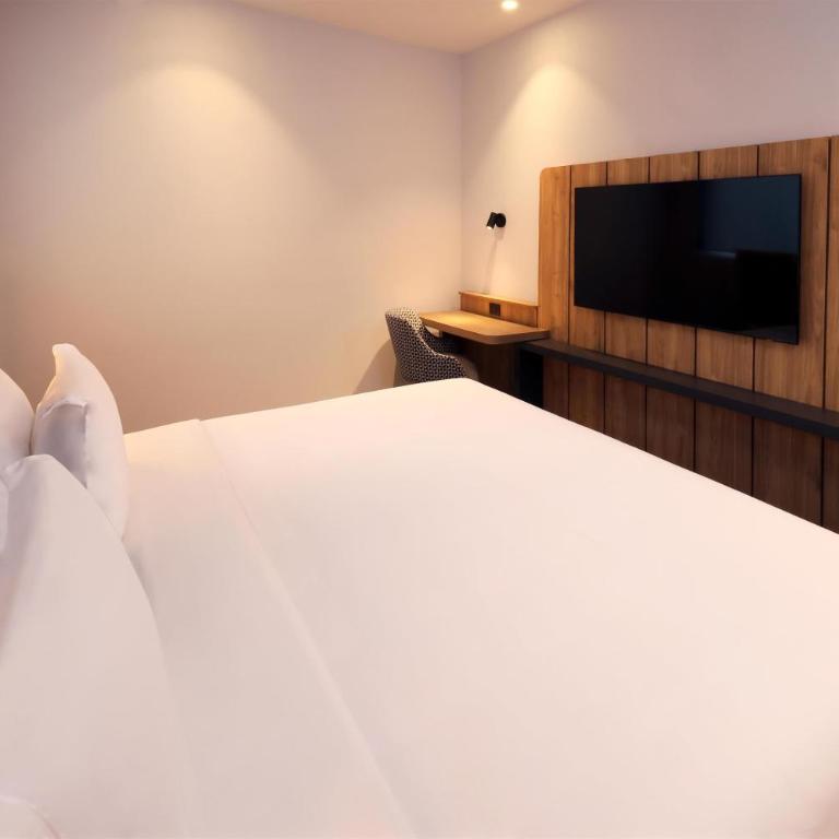 Hampton by Hilton Monterrey Tecnológico - Habitación con cama extragrande. - 15