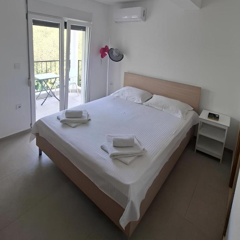 Apartments Milicevic - Double Room with Balcony - 2