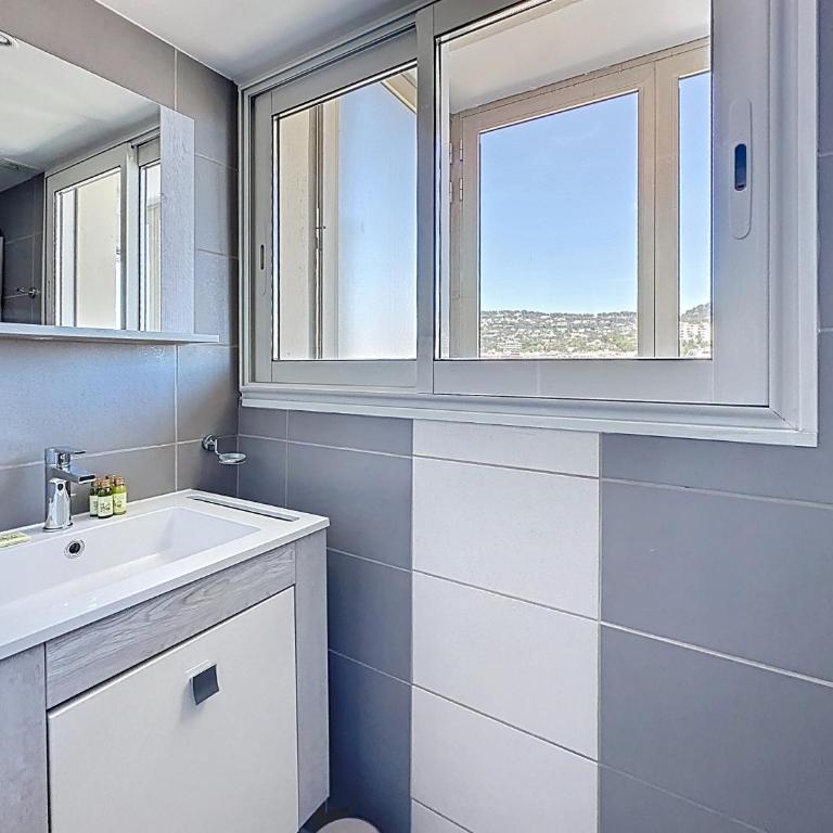 Beachfront 2-bedroom apartment with balcony - Appartement 2 Chambres avec Balcon et Vue sur la Mer - 7