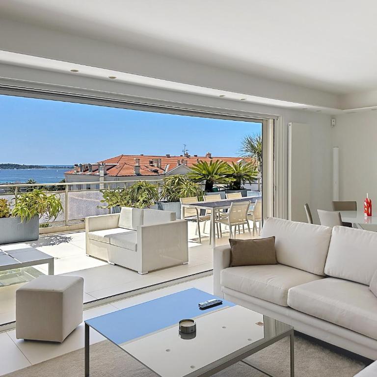 Penthouse 2-Bedroom apartment with 360º views and parking - Appartement 2 Chambres avec Terrasse et Vue sur la Mer - 1