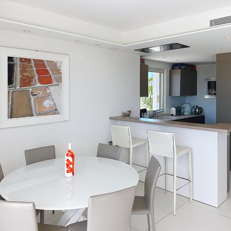 Penthouse 2-Bedroom apartment with 360º views and parking - Appartement 2 Chambres avec Terrasse et Vue sur la Mer - 8