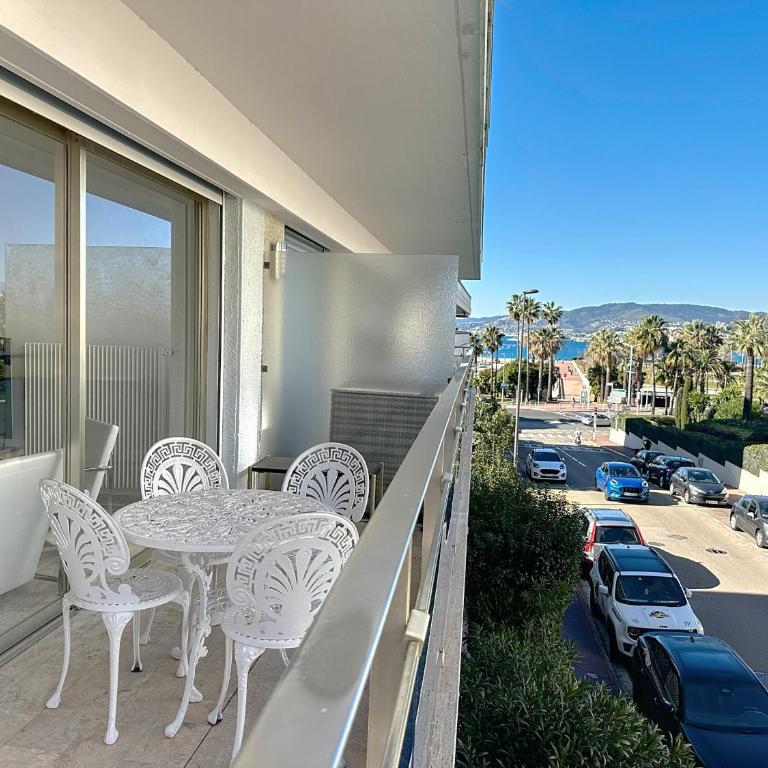Bright 2-Bedroom apartment with terrace & parking - Appartement 2 Chambres avec Balcon et Vue sur la Mer - 23
