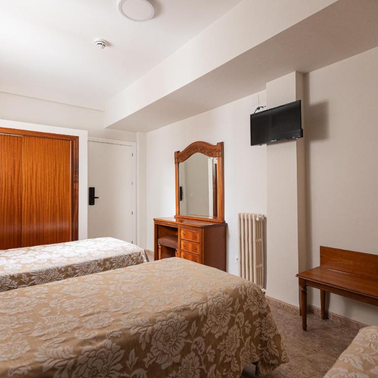 Hotel Riviera - Chambre Double avec Lit d'Appoint - 8