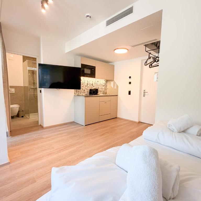 Blackhome City Hauptbahnhof I contactless check-in - Deluxe Dreibettzimmer - 4