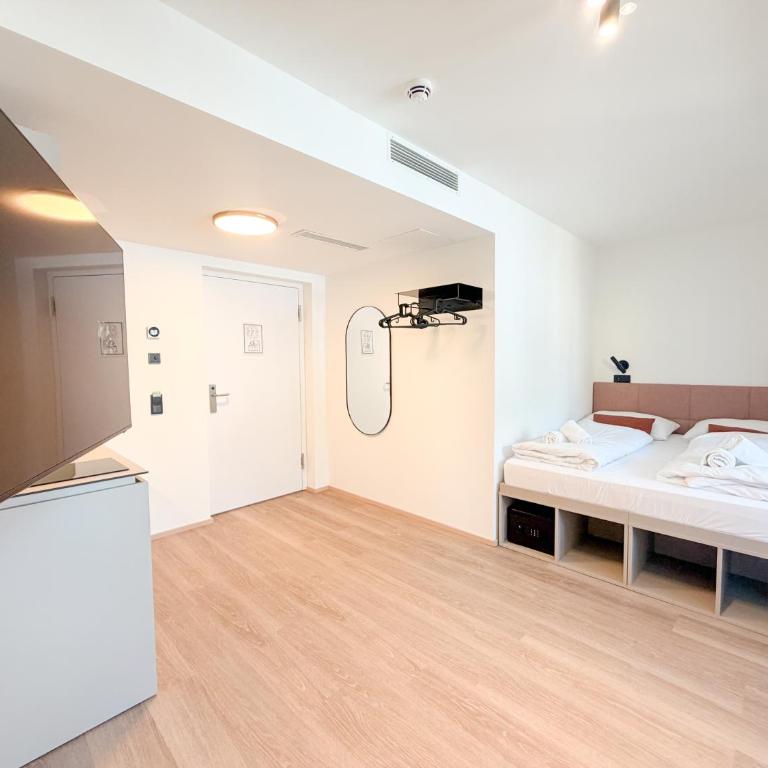 Blackhome City Hauptbahnhof I contactless check-in - Deluxe Dreibettzimmer - 3