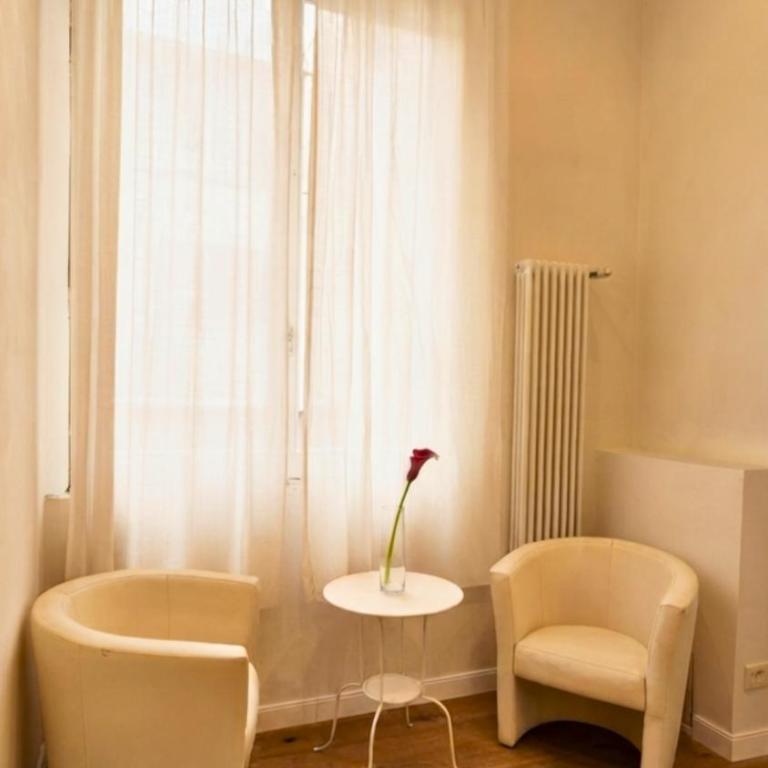 Eleganza e convivialità in centro, vista Duomo per gruppi e famiglie - Three-Bedroom Apartment - 13