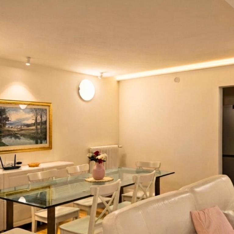 Eleganza e convivialità in centro, vista Duomo per gruppi e famiglie - Three-Bedroom Apartment - 11
