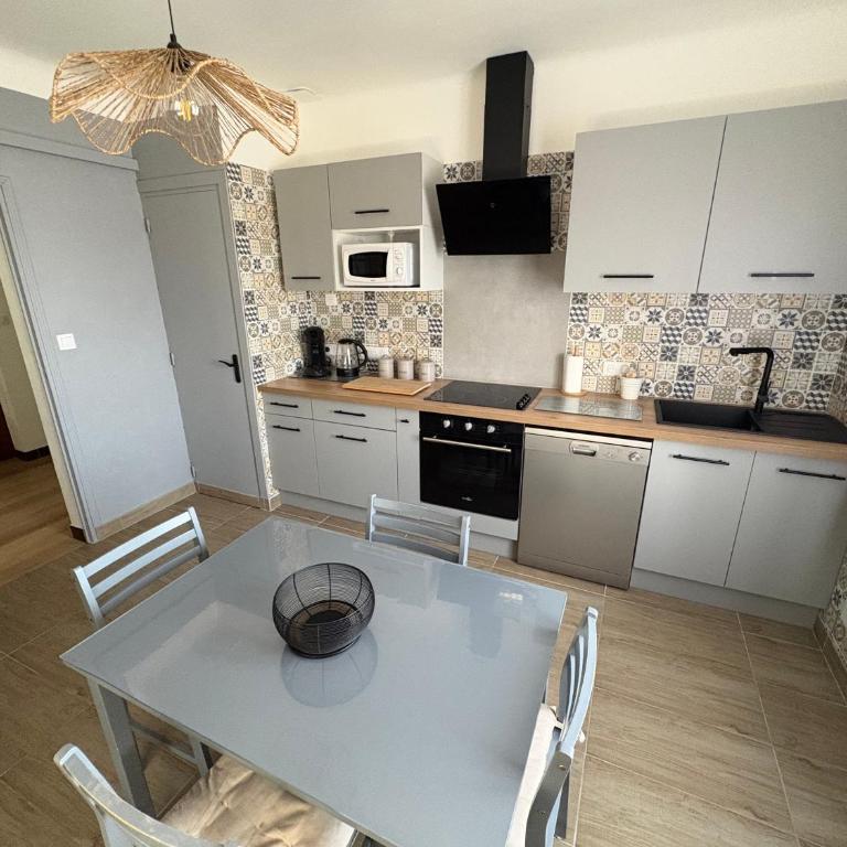 APPARTEMENT TOUT CONFORT AVEC PARKING FERMÉ - Appartement - 17