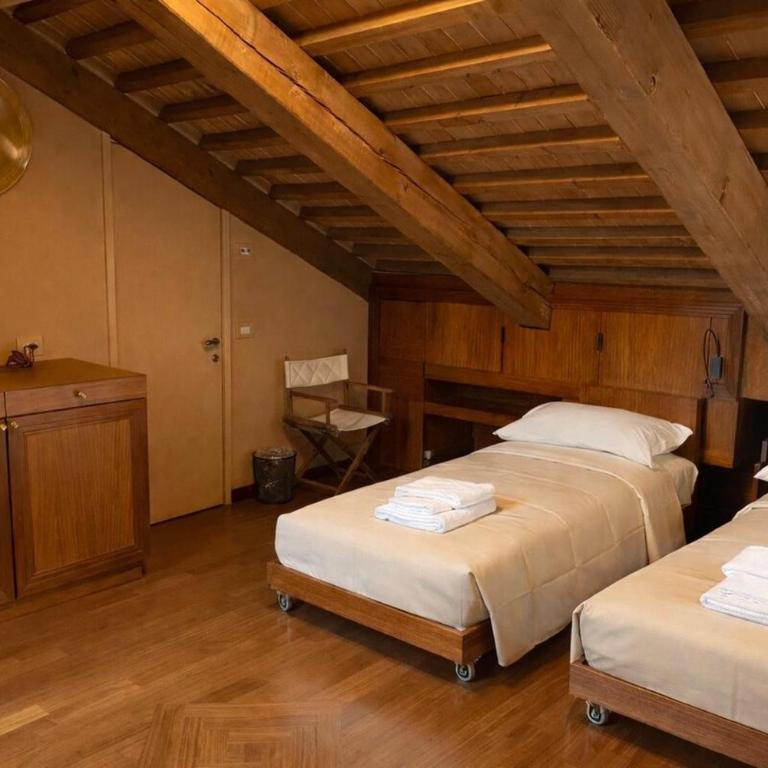  - Room #1713834401 - 12