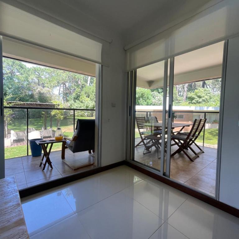 Apartamento cómodo ideal familias en Playa Brava Parada 23 de 2 dormitorios, 150 metros de la playa - Two-Bedroom Apartment with Terrace - 17