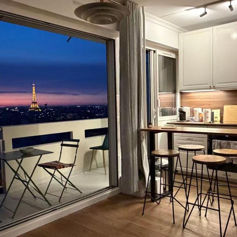 Eiffel View Balcony Hostel - Appartamento con 1 Camera da Letto - 13