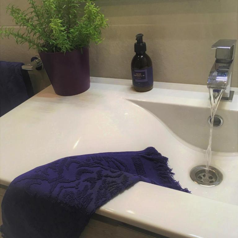Quiet Central 2BR for 3 - Apartment - 26