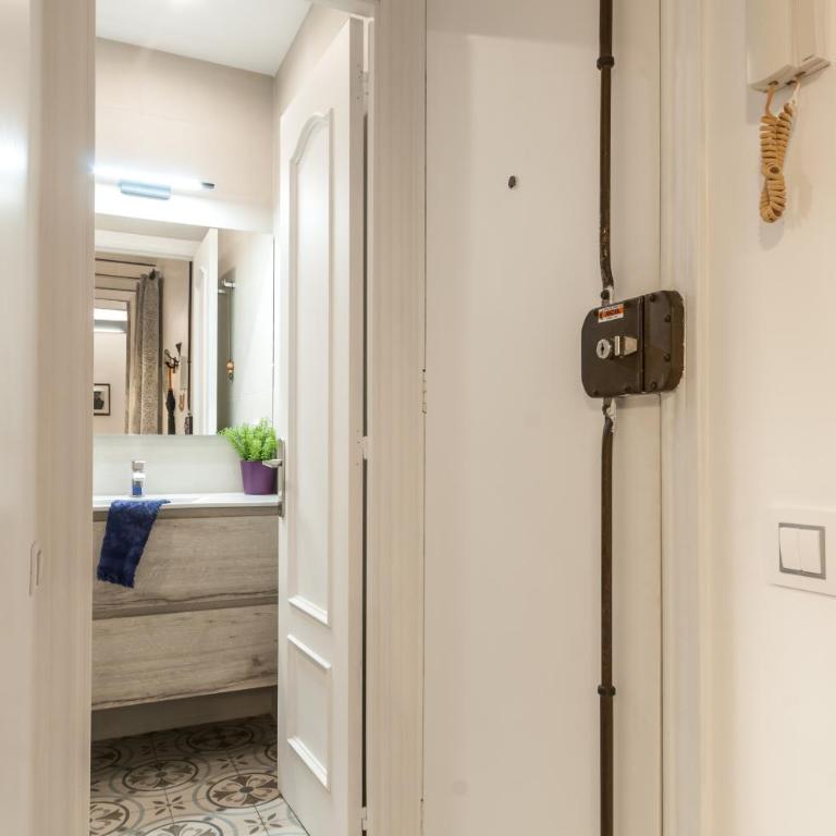 Quiet Central 2BR for 3 - Apartment - 23