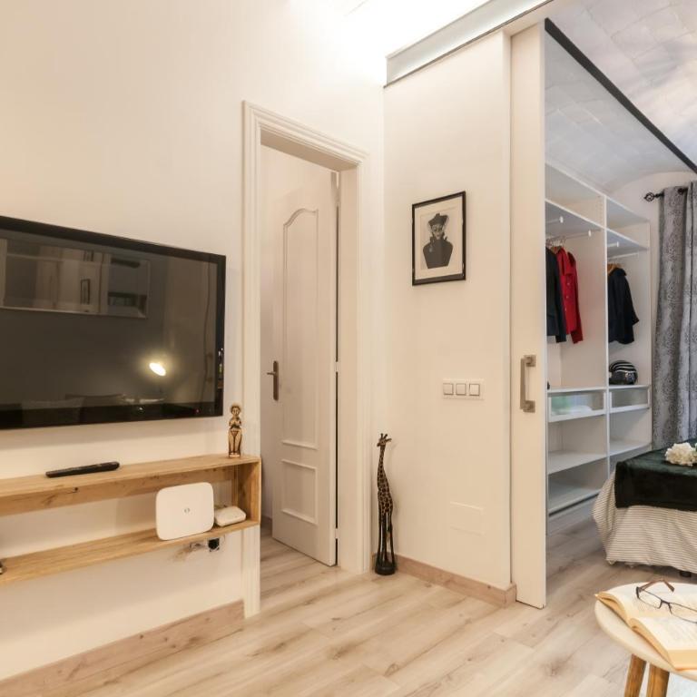 Quiet Central 2BR for 3 - Apartment - 12