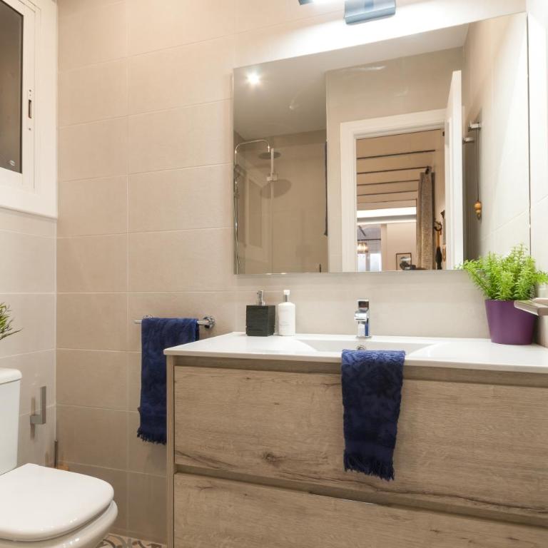 Quiet Central 2BR for 3 - Apartment - 24