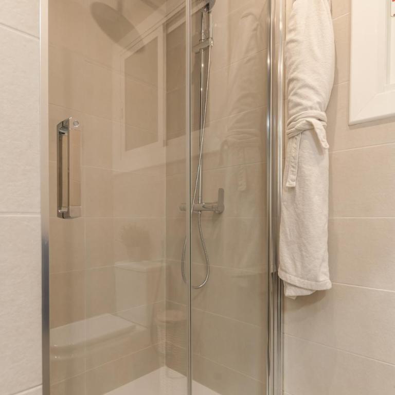Quiet Central 2BR for 3 - Apartment - 25