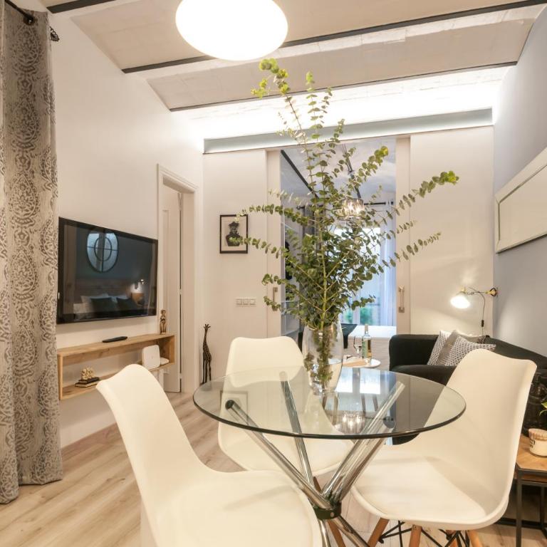 Quiet Central 2BR for 3 - Apartment - 8