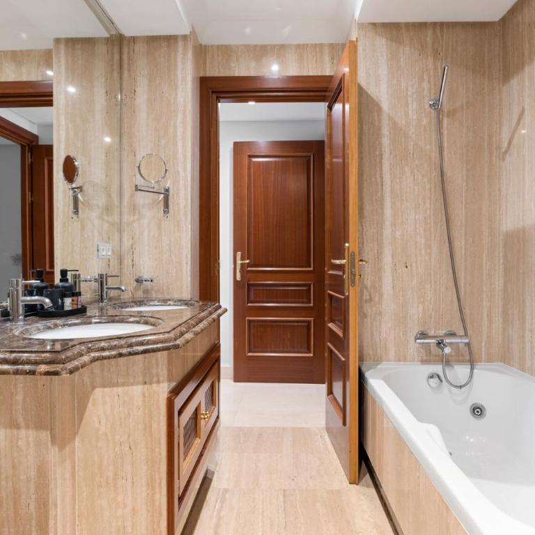  - Appartement 2 Chambres avec Balcon et Vue sur la Mer - 10