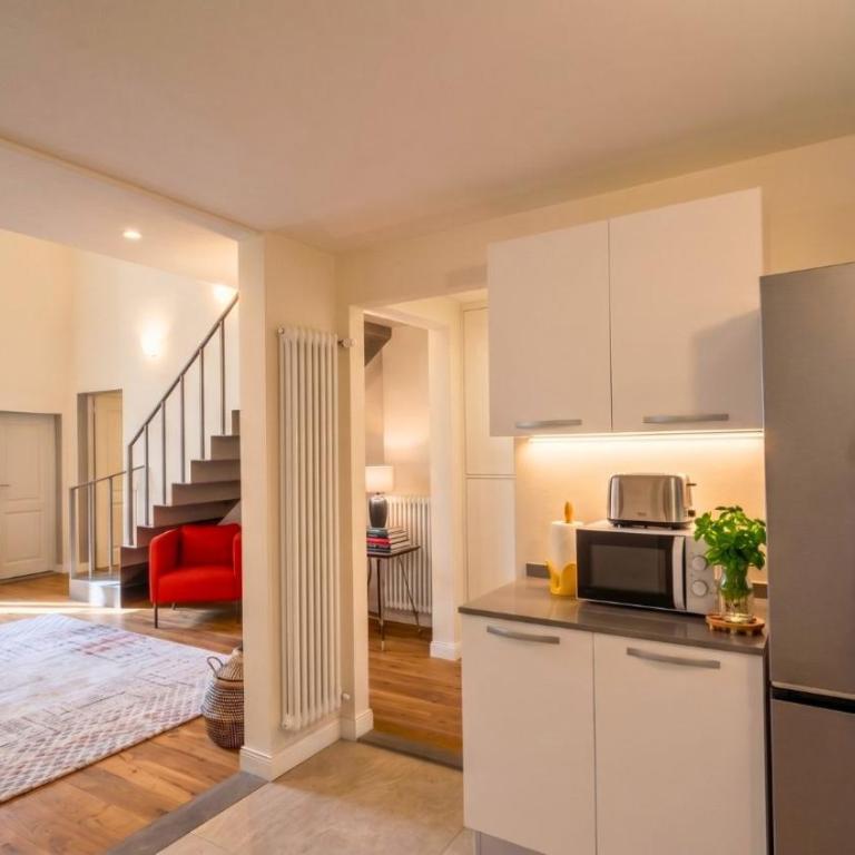 Eleganza e convivialità in centro, vista Duomo per gruppi e famiglie - Three-Bedroom Apartment - 6