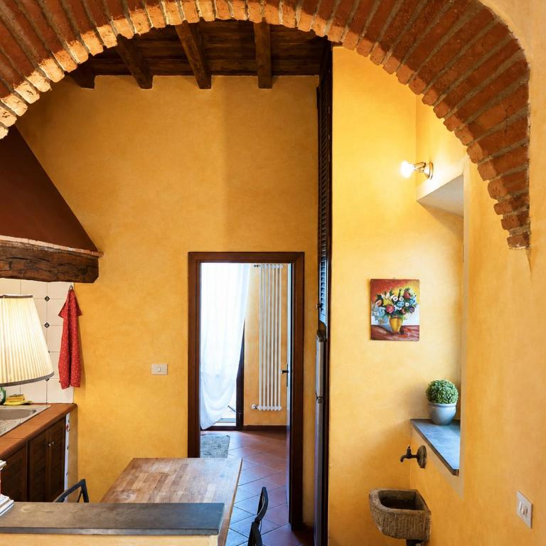 Real Rustic Tuscany Style In Center - One-Bedroom Apartment - 70