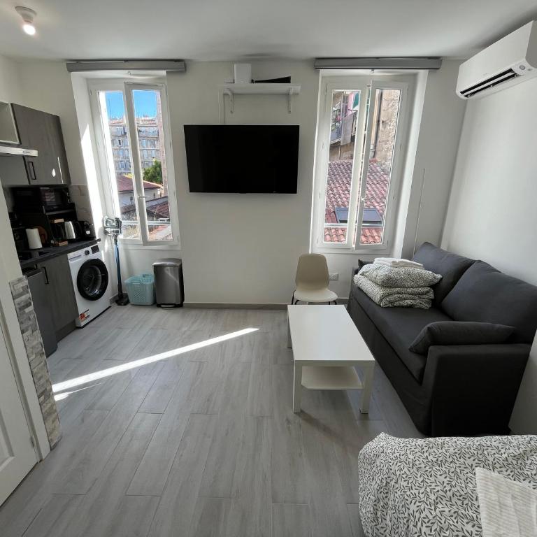  - Room #1713990601 - 1