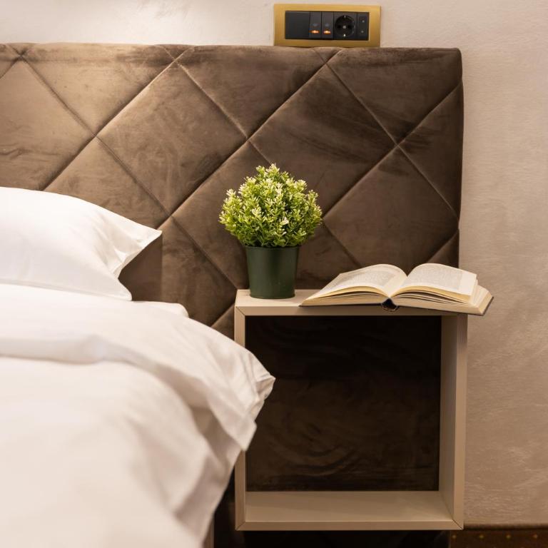  - Room #1713997701 - 26