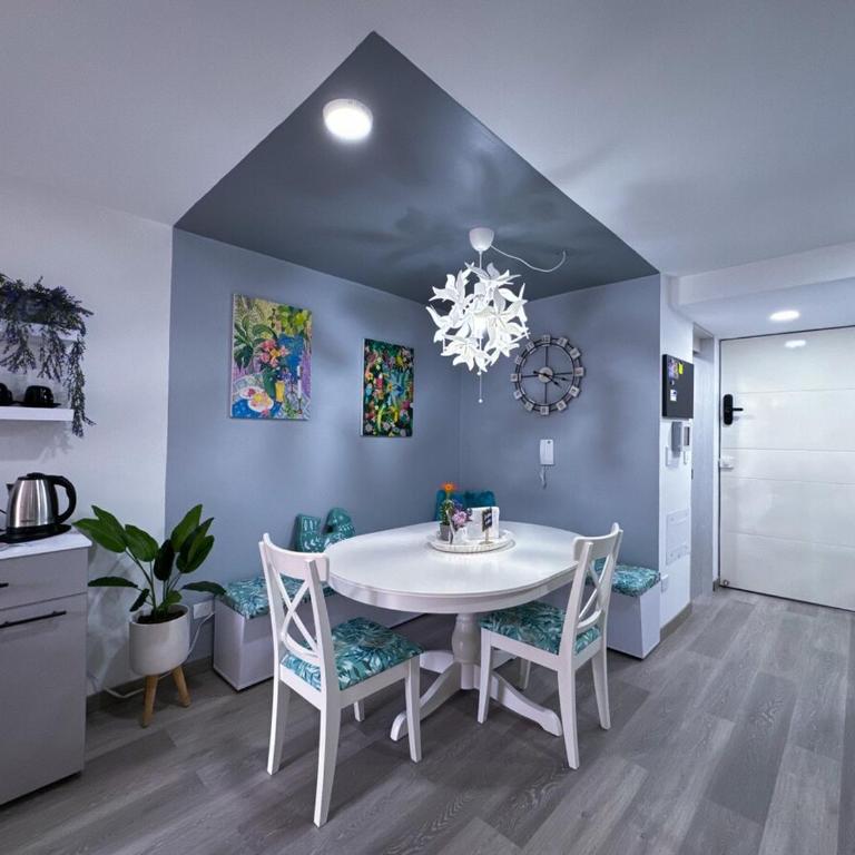  - Room #1714019601 - 11
