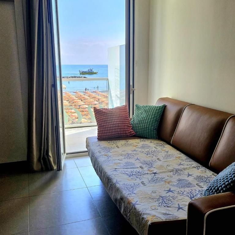 Risveglio sul Mare - Two-Room Apartment Facing the Beach - Appartamento con 1 Camera da Letto, Balcone e Vista Mare - 9