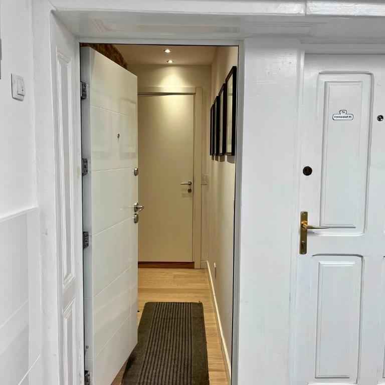 - Room #1714049301 - 11