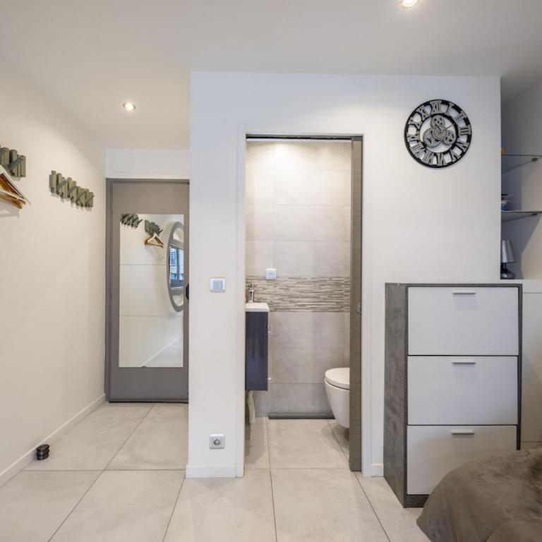 - Room #1714063801 - 37