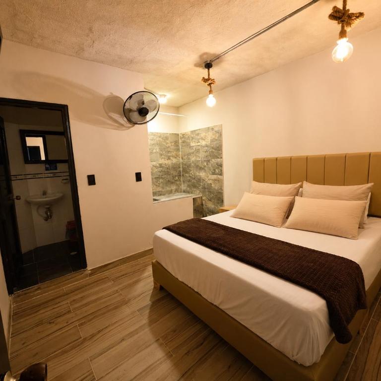 Hotel Metropol Blue - Standard Double Room with Fan - 4