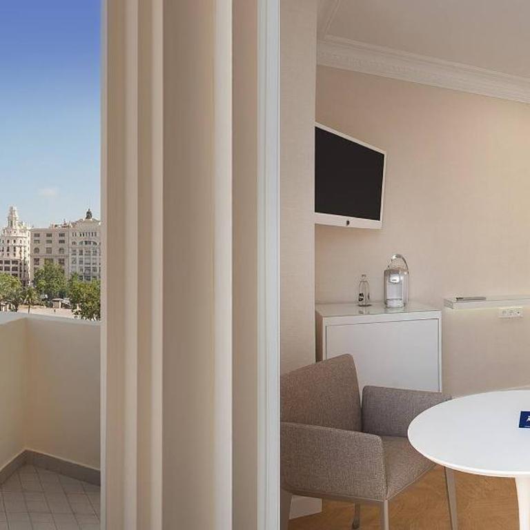 Meliá Plaza Valencia - Camera Grand Premium con Vista Piazza - 6