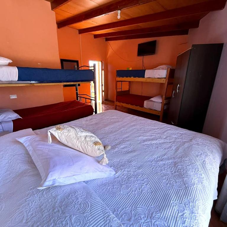 Hostal Nuevo Sol y Viento - Habitación Familiar con baño privado - 2