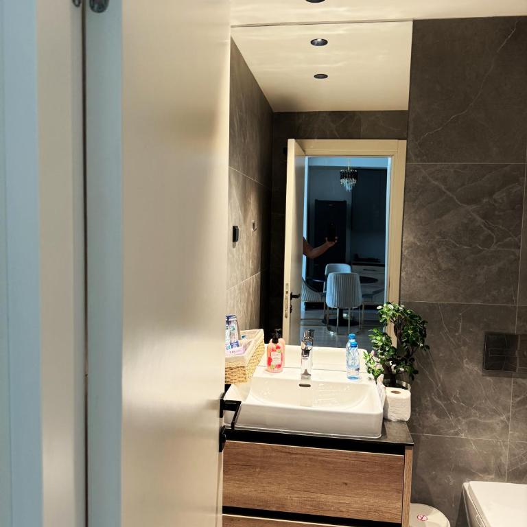  - Room #1714176201 - 3