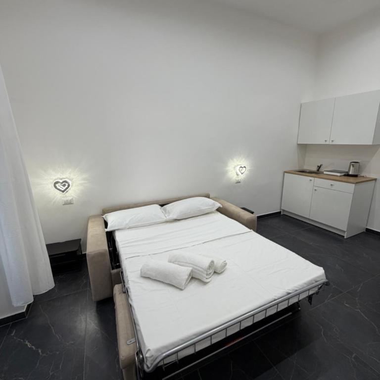 Valentino station 32 - Family Room with Balcony - 10