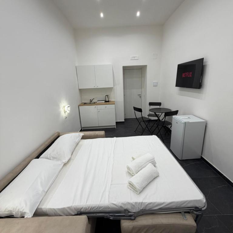 Valentino station 32 - Family Room with Balcony - 12