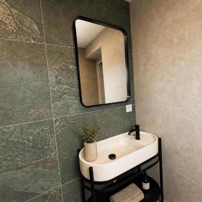 Le Menhir-8pers-Parking-5min des stations - Three-Bedroom Apartment - 10