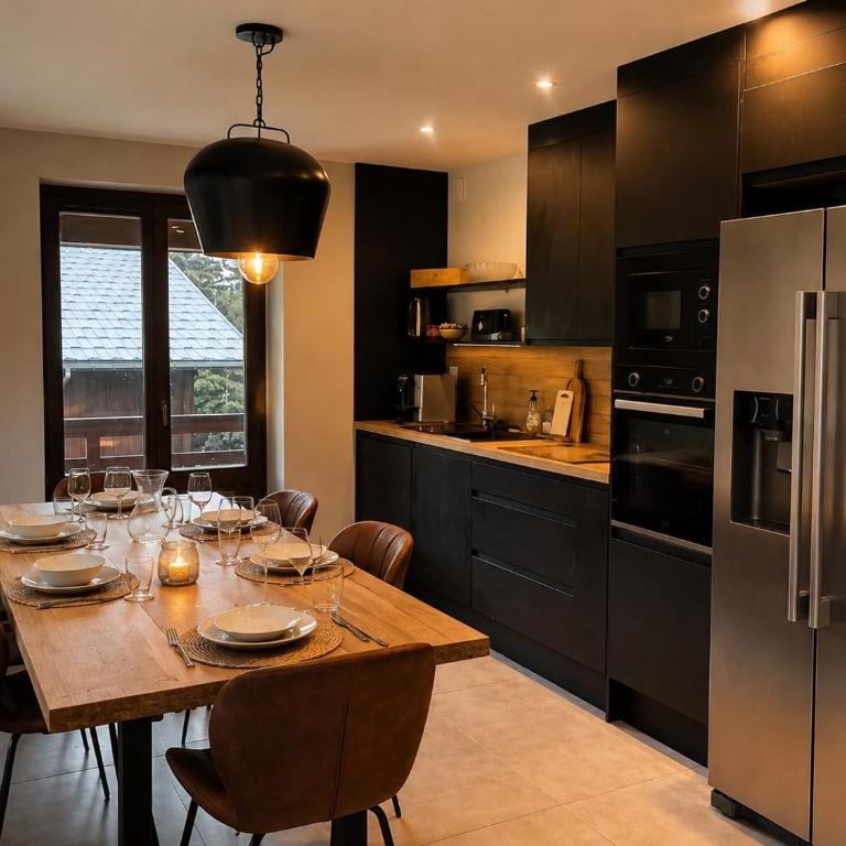 Le Menhir-8pers-Parking-5min des stations - Three-Bedroom Apartment - 5