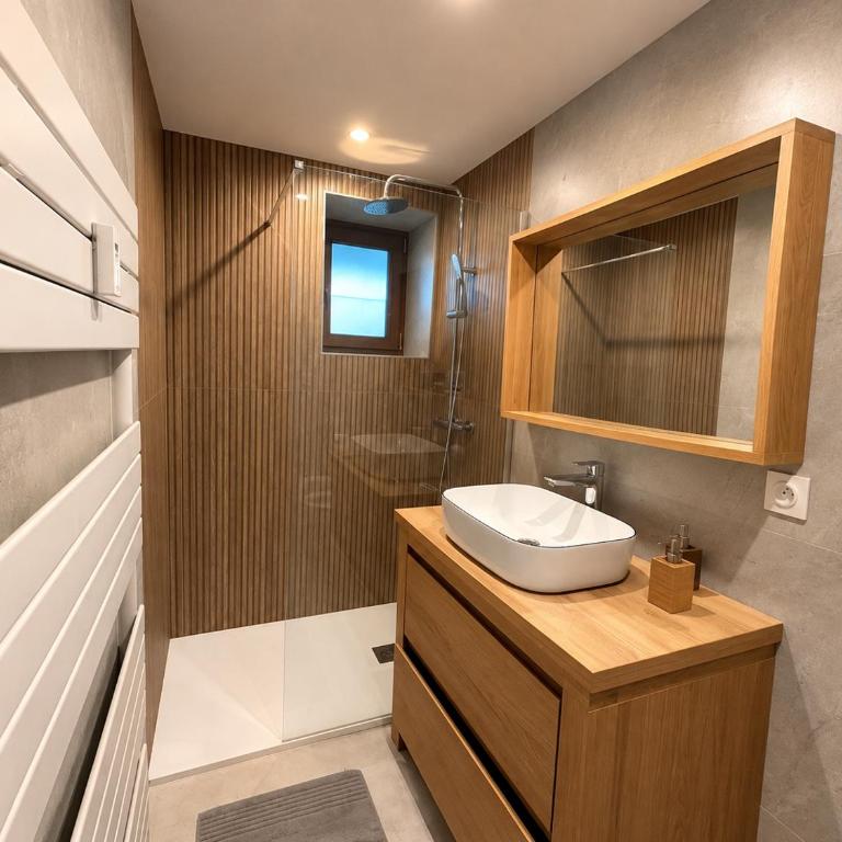 Le Menhir-8pers-Parking-5min des stations - Three-Bedroom Apartment - 18