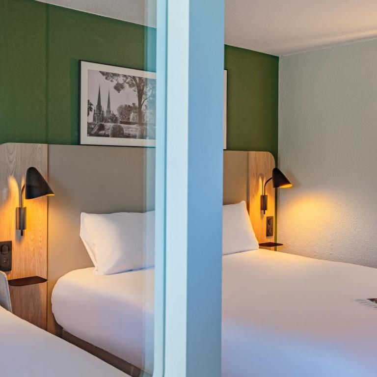 Campanile Grenoble Nord - Saint-Egrève - Standard Room with One Queen Bed and Sofa Bed - 4