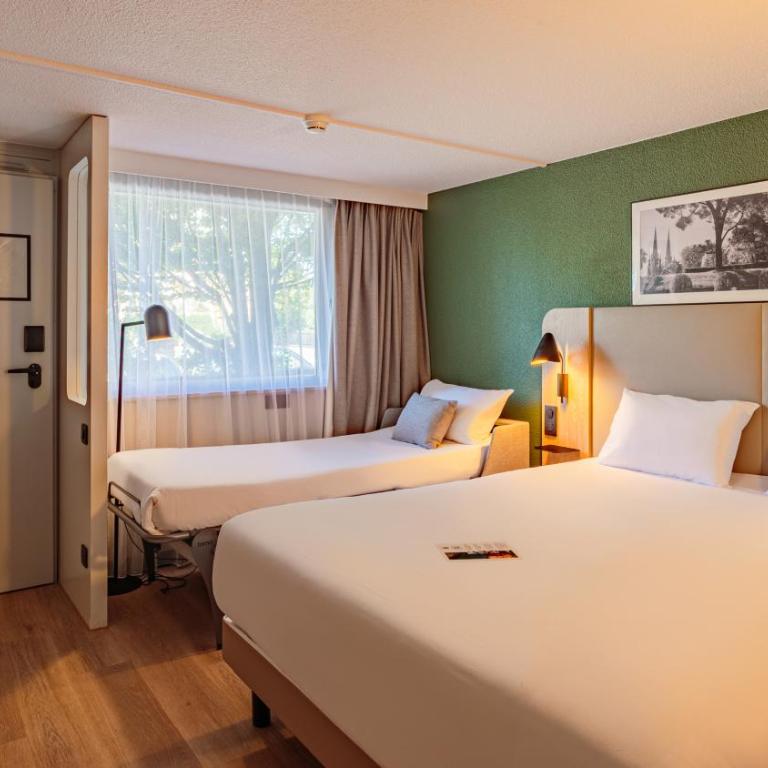 Campanile Grenoble Nord - Saint-Egrève - Standard Room with One Queen Bed and Sofa Bed - 3