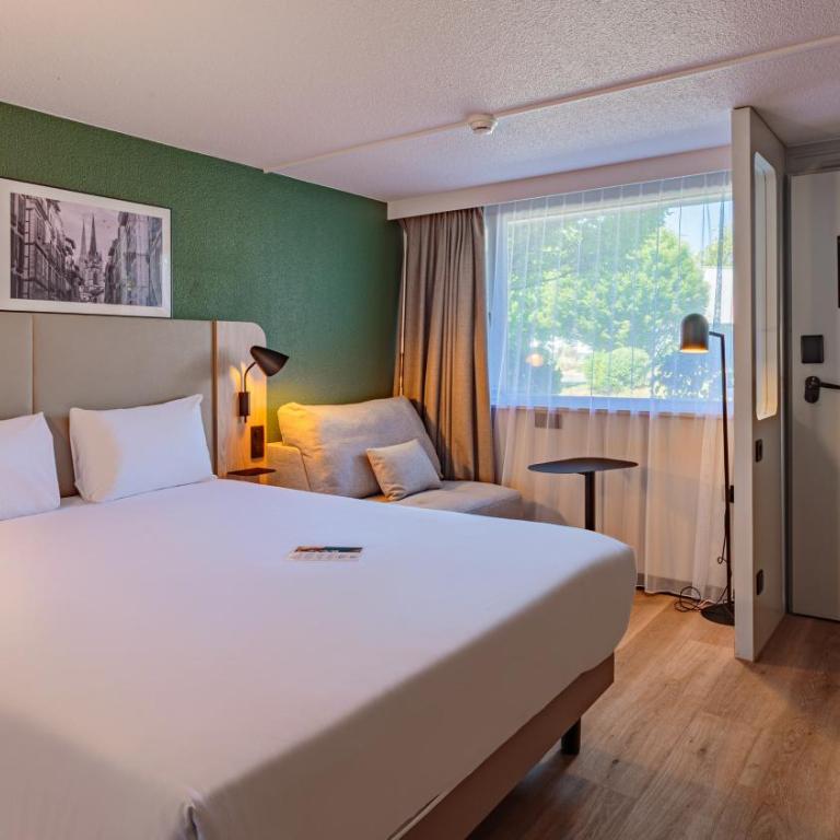 Campanile Grenoble Nord - Saint-Egrève - Standard Room with One Queen Bed and Sofa Bed - 1